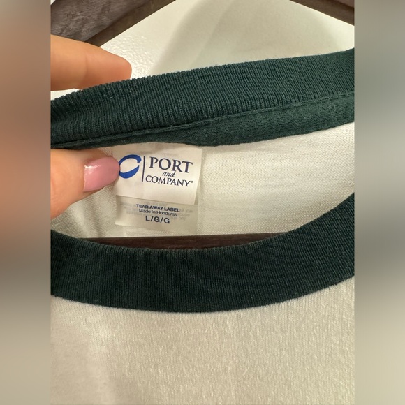 Men’s Quarter Sleeve Christmas Graphic T. Size: L - Picture 3 of 5